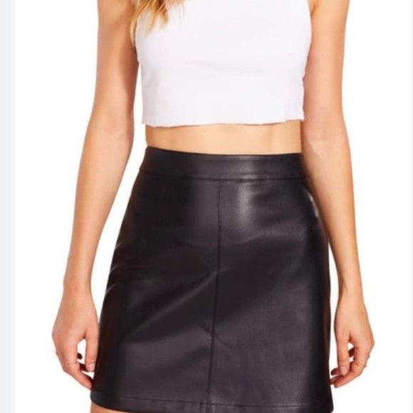 PRICE DROP!!!  BB Dakota Basel Faux Leather Miniskirt Black SIZE 4 - Picture 2 of 10